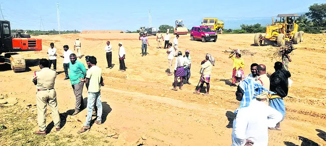 హైవే పనుల అడ్డగింత 
