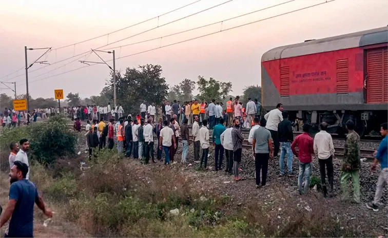 Jalgaon Pushpak Express Train Tragedy Tea Seller Started Fire Rumour Eyewitness