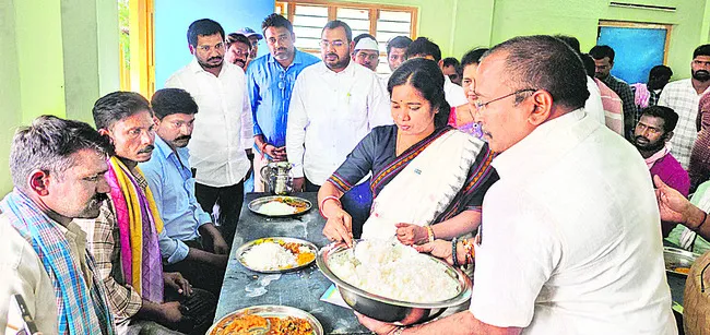 యార్డులో ఉచిత మధ్యాహ్న భోజన పథకం ప్రారంభం 