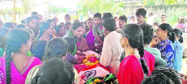 సీఆర్పీఎఫ్‌ జవాన్‌కు కన్నీటి వీడ్కోలు