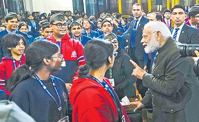 PM Narendra Modi pays floral tribute to Subhas Chandra Bose on Parakram Diwas