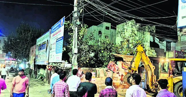 అర్ధరాత్రి వేళ.. ఎందుకబ్బా?