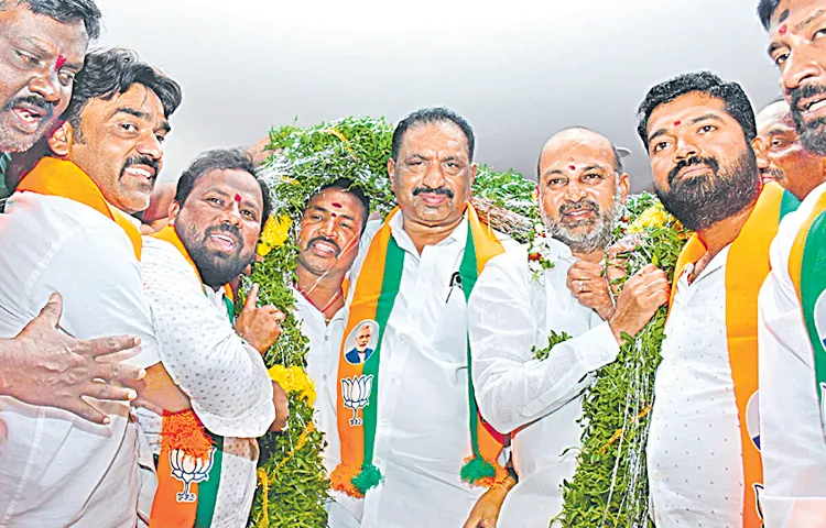 Karimnagar Mayor Sunil Rao joins BJP in the presence of Bandi Sanjay Sanjay