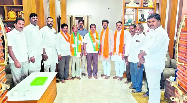 ఆరు గ్యారంటీల పేరుతో మోసం 