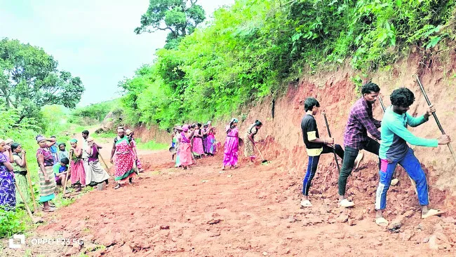 శ్రమదానంతో రోడ్లు వేసుకుంటున్న గిరిజనులు