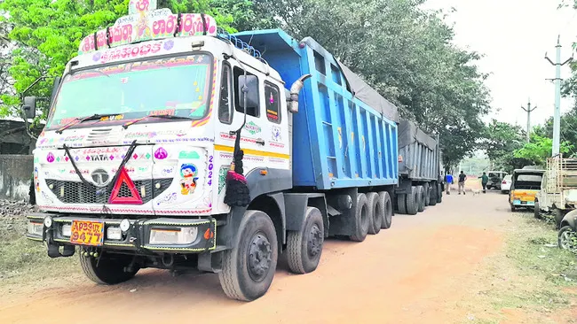 ఆరు బాకై ్సట్‌ లారీల సీజ్‌ 