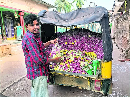 పూల రైతుల పల్లెబాట