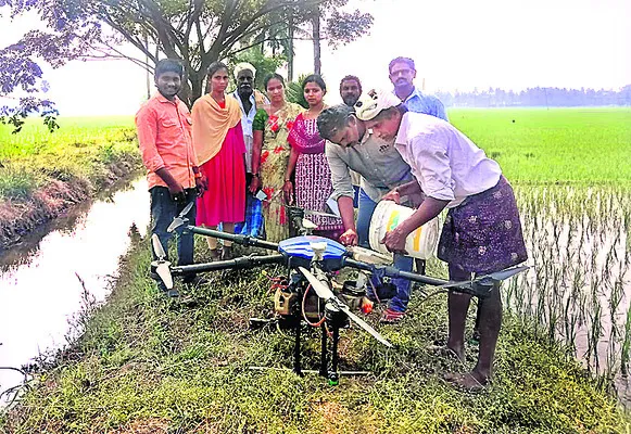 డ్రోన్లతో కషాయాల పిచికారీ