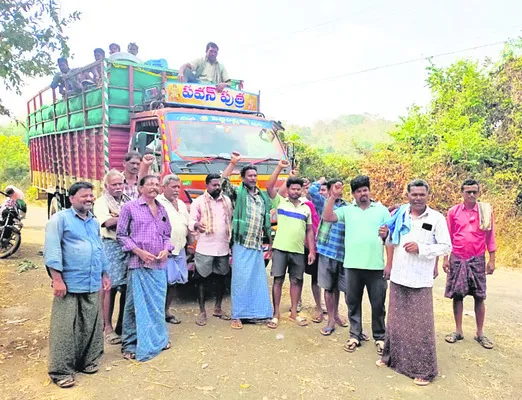 సాగో దుంపల లోడు వాహనాన్ని అడ్డుకున్న రైతులు