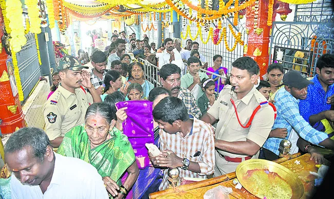 ● కిక్కిరిసిన క్యూలు 
