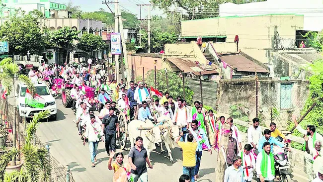 ఎడ్ల బండ్లతో ఎమ్మెల్యే ప్రదర్శన