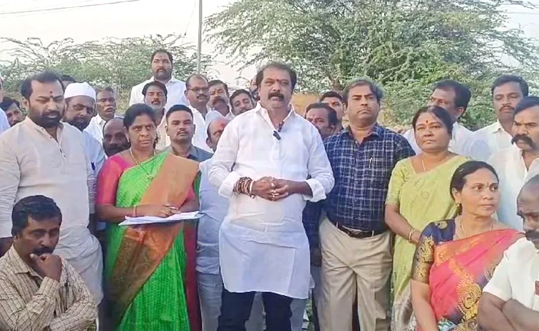 Journalists Protest Against TDP MLA Gummanur Jayaram Comments