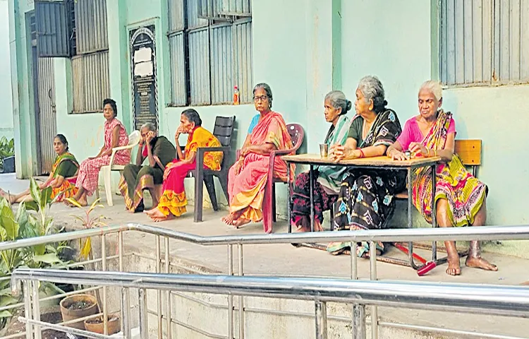 Eluru Mla Badeti Chanti Over Actoin To Old age home