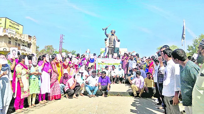 ‘సమగ్ర’ ఉద్యోగుల వినూత్న నిరసన