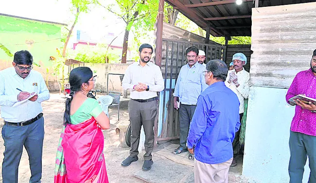 మెనూ ప్రకారం భోజనం అందించాలి