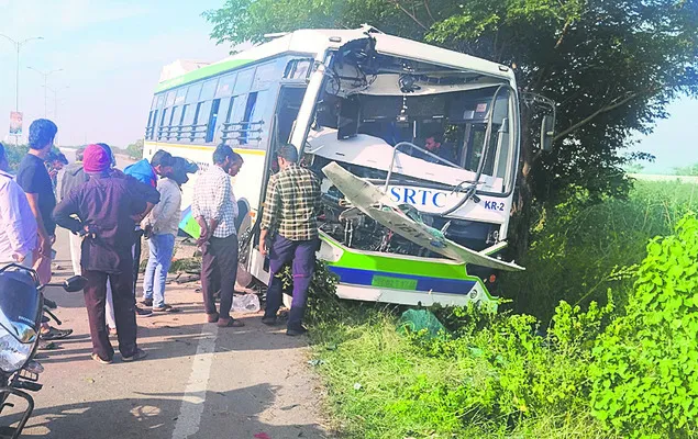 లారీని ఢీకొట్టిన ఆర్టీసీ బస్సు 