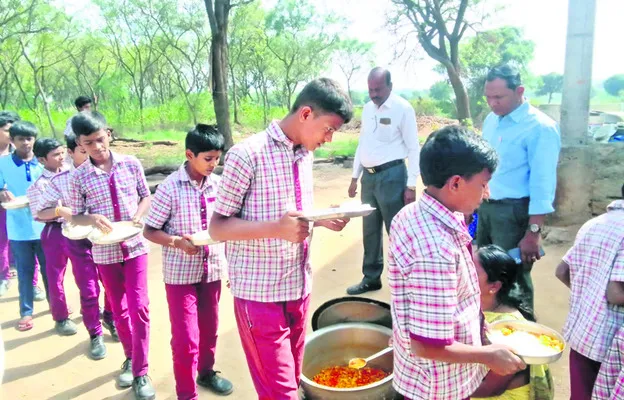 నాణ్యమైన భోజనం అందించాలి 