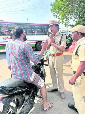 రోడ్డు భద్రత నియమాలు పాటించాలి