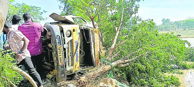 కూలీలతో వెళ్తున్న ట్రాలీ ఆటో బోల్తా 