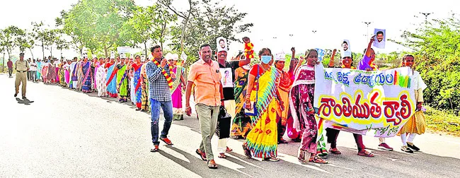 సీఎం మాస్క్‌లతో ర్యాలీ..నిరసన