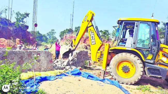 మామిడివానిపేట గ్రామంలో ఇంటి పునాదులు జేసీబీతో తొలిగిస్తున్న దృశ్యం