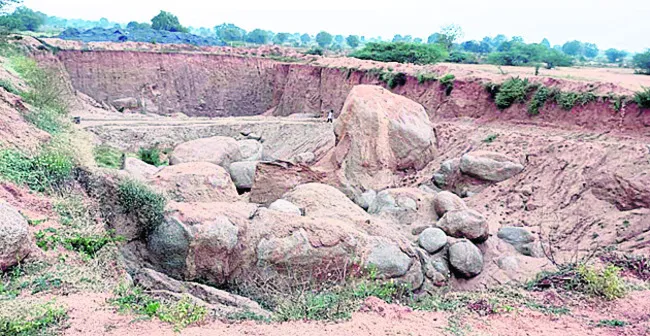 అసైన్డ్ భూముల్లో మొరం తవ్వడంతో ఏర్పడిన గుంత