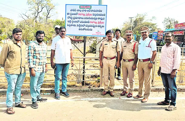 అనుమతి లేనిచోట  ఫ్లెక్సీలు ఏర్పాటు చేయొద్దు