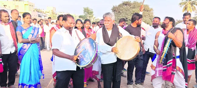 లక్ష డప్పులతో ప్రభుత్వాన్ని కదిలిద్దాం 