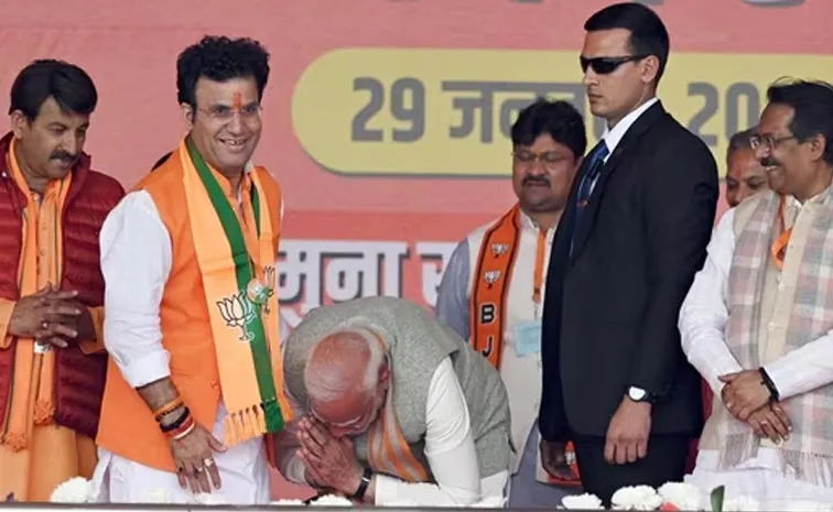 PM Modi bowed Candidate Ravinder Singh Negi In Delhi election rally