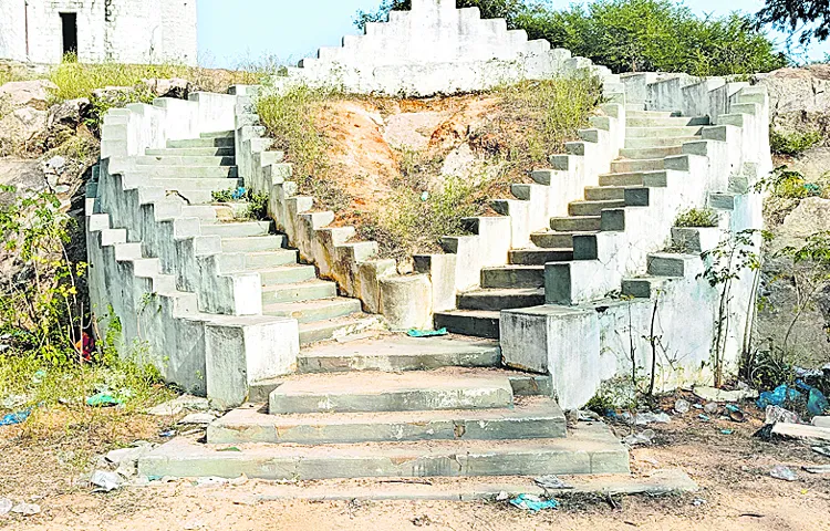 A fort from the Nizam era is falling into ruin