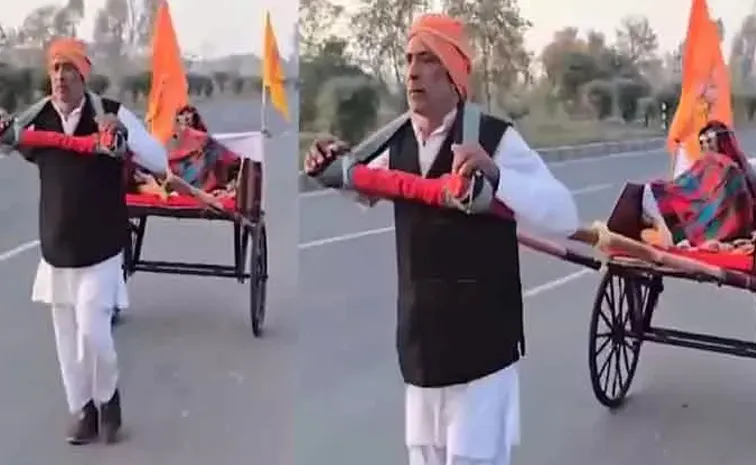 Mahakumbh Mela 2025 Modern-day Shravan Kumar Pulls Cart Carrying Elderly Mother: Viral Video