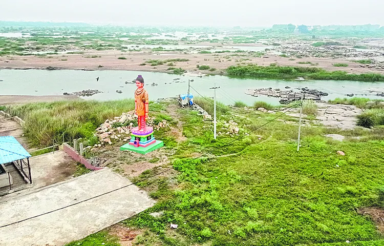 There are many famous temples in the riverside areas