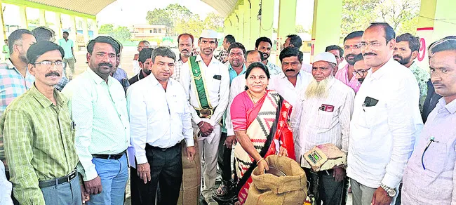 రైతులు దళారులను నమ్మి మోసపోవద్దు 