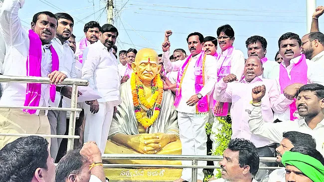 అధికారం కోసం అలవిగాని హామీలు