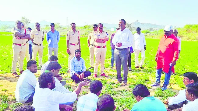 గ్రీన్‌ఫీల్డ్‌ సర్వేను అడ్డుకున్న గిరిజనులు 