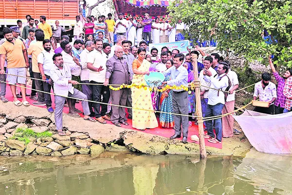 మత్స్యకార సంఘాలకు ఉచితంగా చేప పిల్లలు