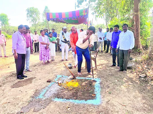 పీహెచ్‌సీ భవనానికి భూమి పూజ
