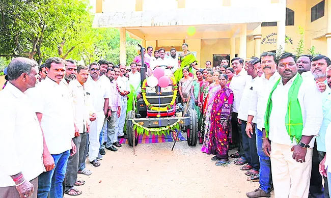 అన్ని వర్గాల ప్రజలకు పథకాలు