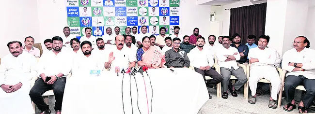 విద్యార్థులతో కలసి ‘ఫీజు’ పోరు చేస్తాం