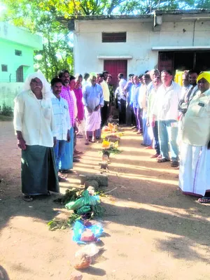 యూరియా కోసం బారులు