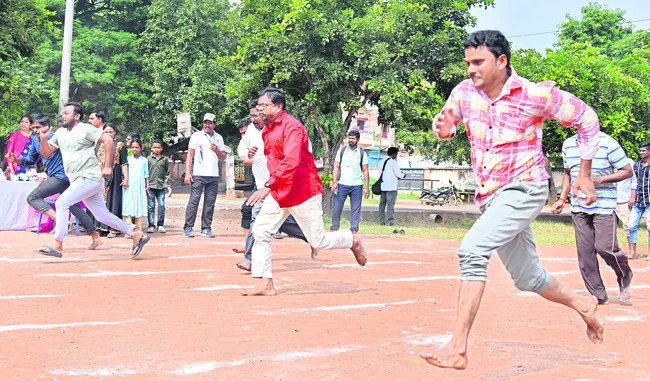 ఒంగోలు డీఆర్‌ఆర్‌ఎం మున్సిపల్‌ హైస్కూల్‌లో ప్రత్యేక ఆటల పోటీలు