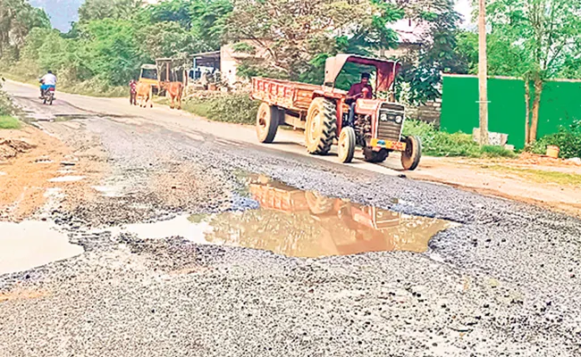 గుంతలు పడిన చిత్తూరు – తిరుత్తణి రోడ్డు