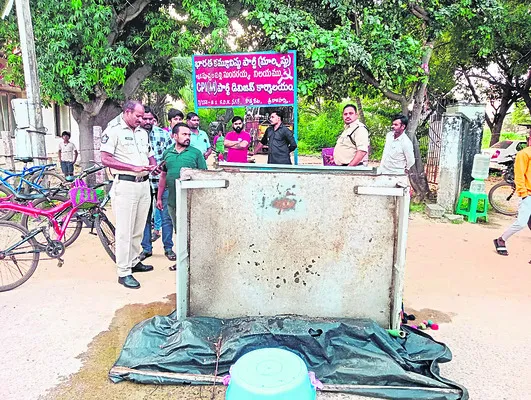 డబ్బులడిగినందుకు బతుకునే తన్నేశాడు!