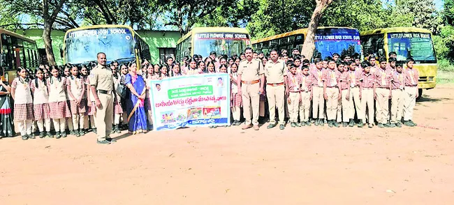 ట్రాఫిక్‌ నిబంధనలు  పాటించాలి
