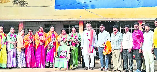 న్యాల్ కల్ లోని పాఠశాలలో మహిళ ఉపాధ్యాయులను సన్నాంచిన దృశ్యం