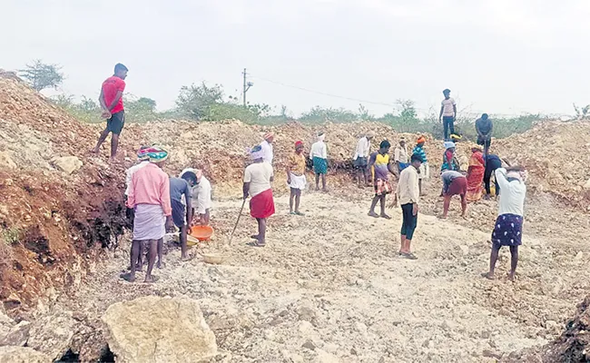 తుగ్గలి మండలంలో ఉపాధి పనులు చేస్తున్న కూలీలు