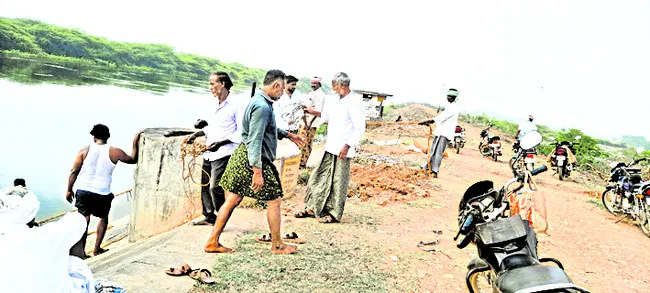 విరిగిన గేటు..  నిలిచిన నీరు