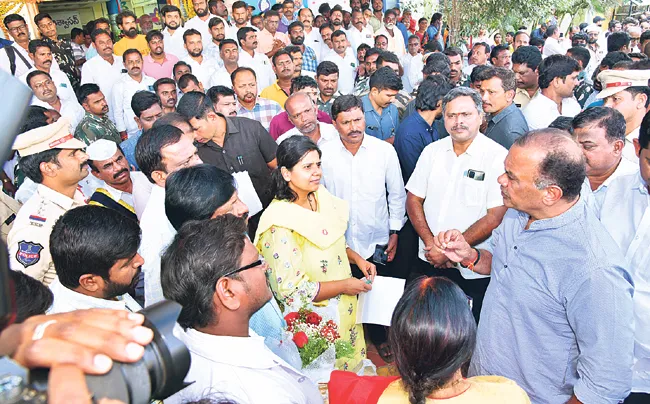 ఆసుపత్రి ప్రాంగణంలో మాట్లాడుతున్న మంత్రి కోమటిరెడ్డి వెంకట్ రెడ్డి, పక్కన కలెక్టర్, వైద్య అధికారులు