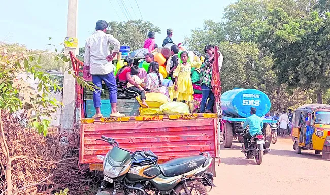 పిల్లలతో పాటు వలసబాట