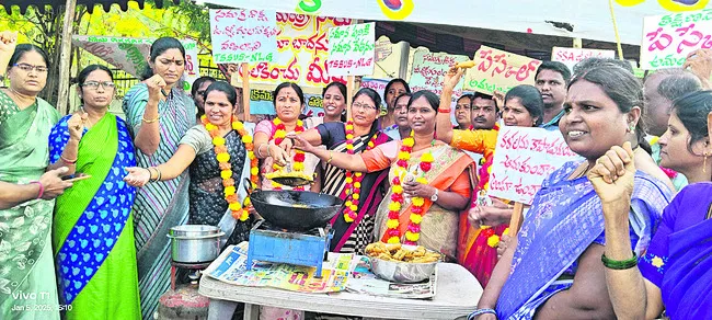 బజ్జీలు వేసి నిరసన
